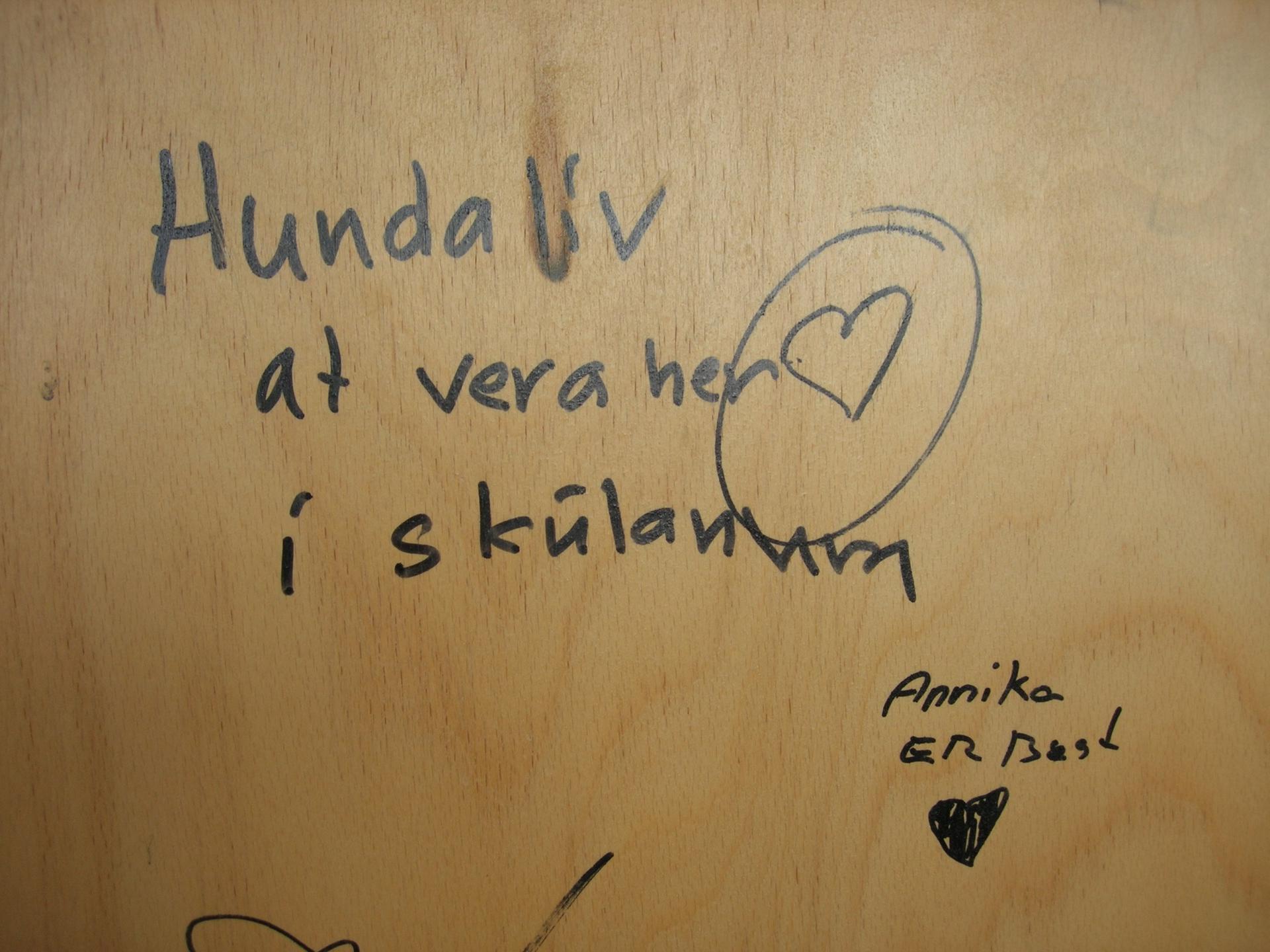 text skrivet på skolbänk