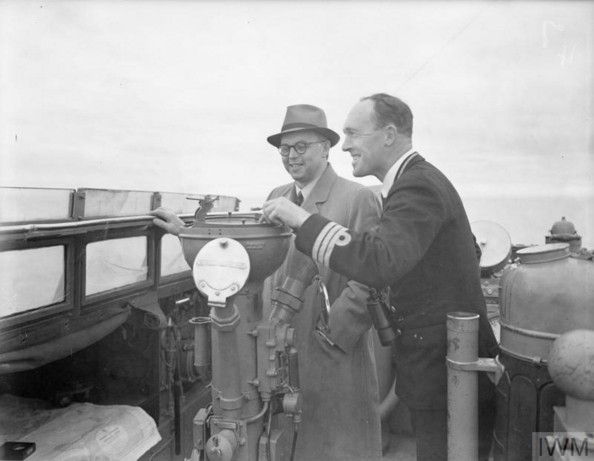 Hilbert och Scurfield på kommandobryggan