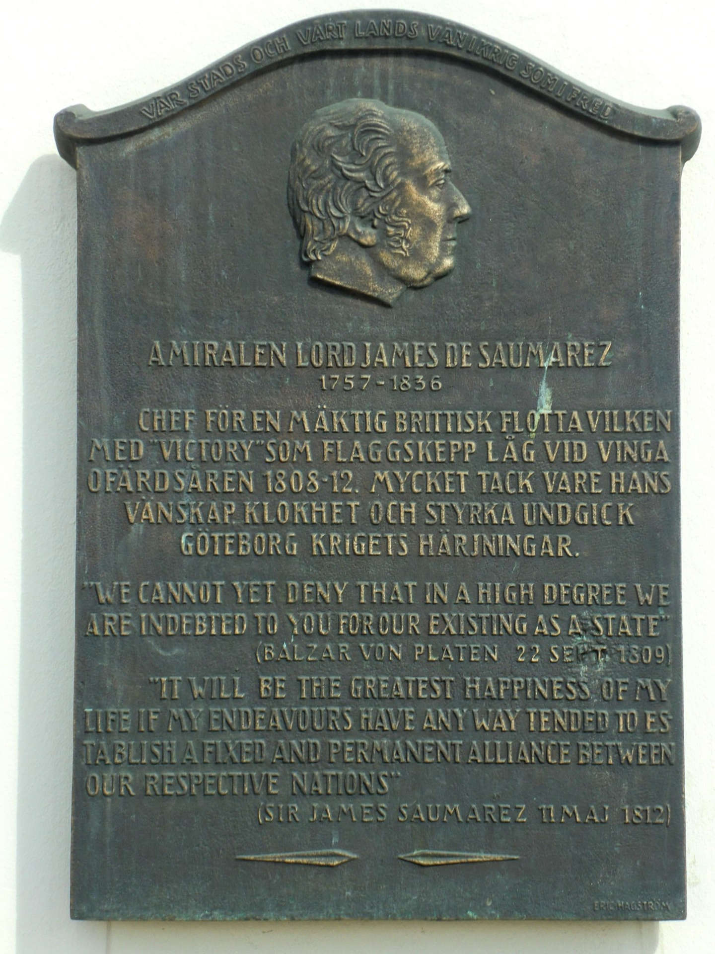 Amiral James Saumarez (1757-1836) var chef för östersjöflottan under fem år och som tack för sina insatser fick han Kungliga svärdsorden av Karl XIII. Minnesplatta i Göteborgs stadshus. Amiral James Saumarez (1757-1836) var chef för östersjöflottan under fem år