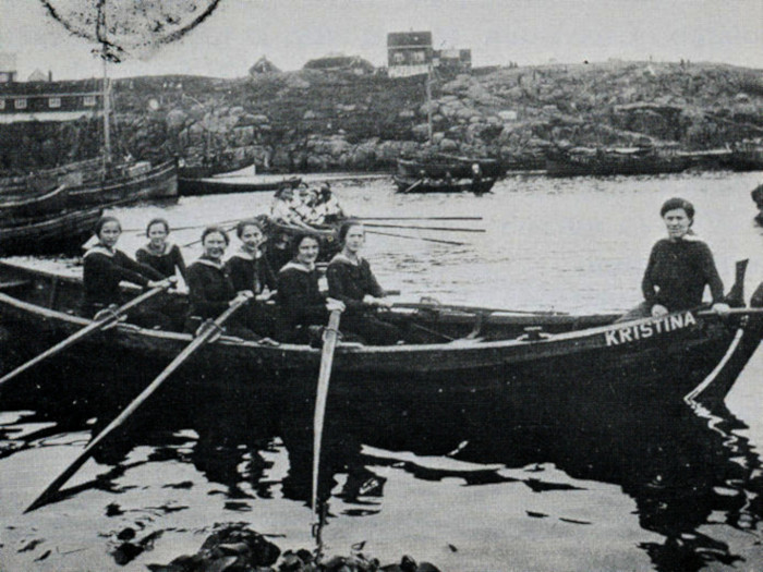 Andrea Árting vid rodret ólavsøka kapprodd 1918 Andrea Árting vid rodret ólavsøka kapprodd 1918