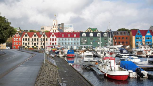 Färöarna är tillsammans med Malta det enda land i Europa som har klarat sig utan dödsfall i covid-19. bild hamn och hus i Tórshavn